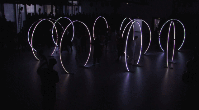 LED圆环随舞者载歌载舞